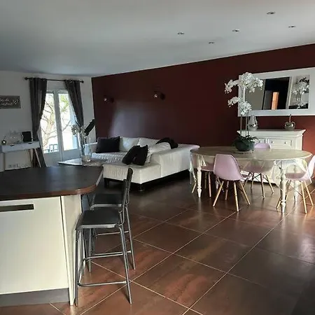 Comme A La Maison… *